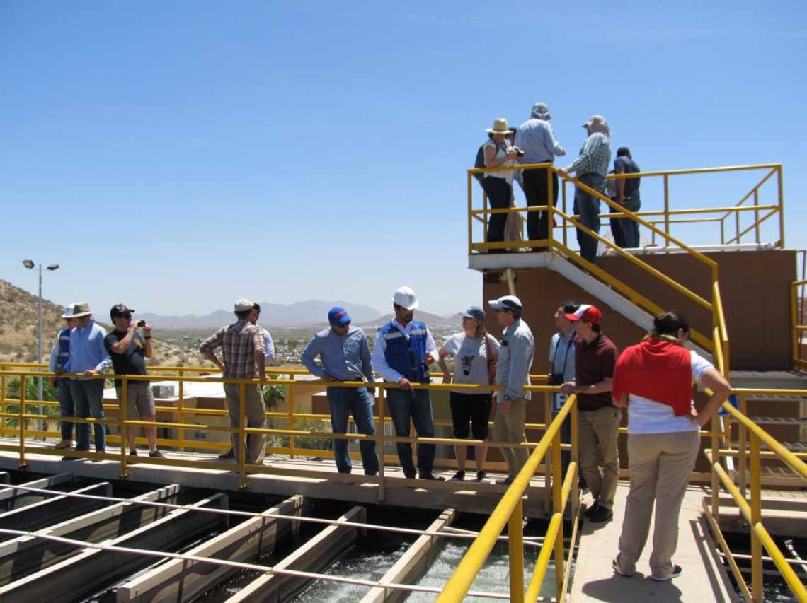 Visita de campo, y conversaciones con ingenieros operadores de la planta de tratamiento de agua, Hermosillo. (Fotografía de Daniela Noreña-COLSON)